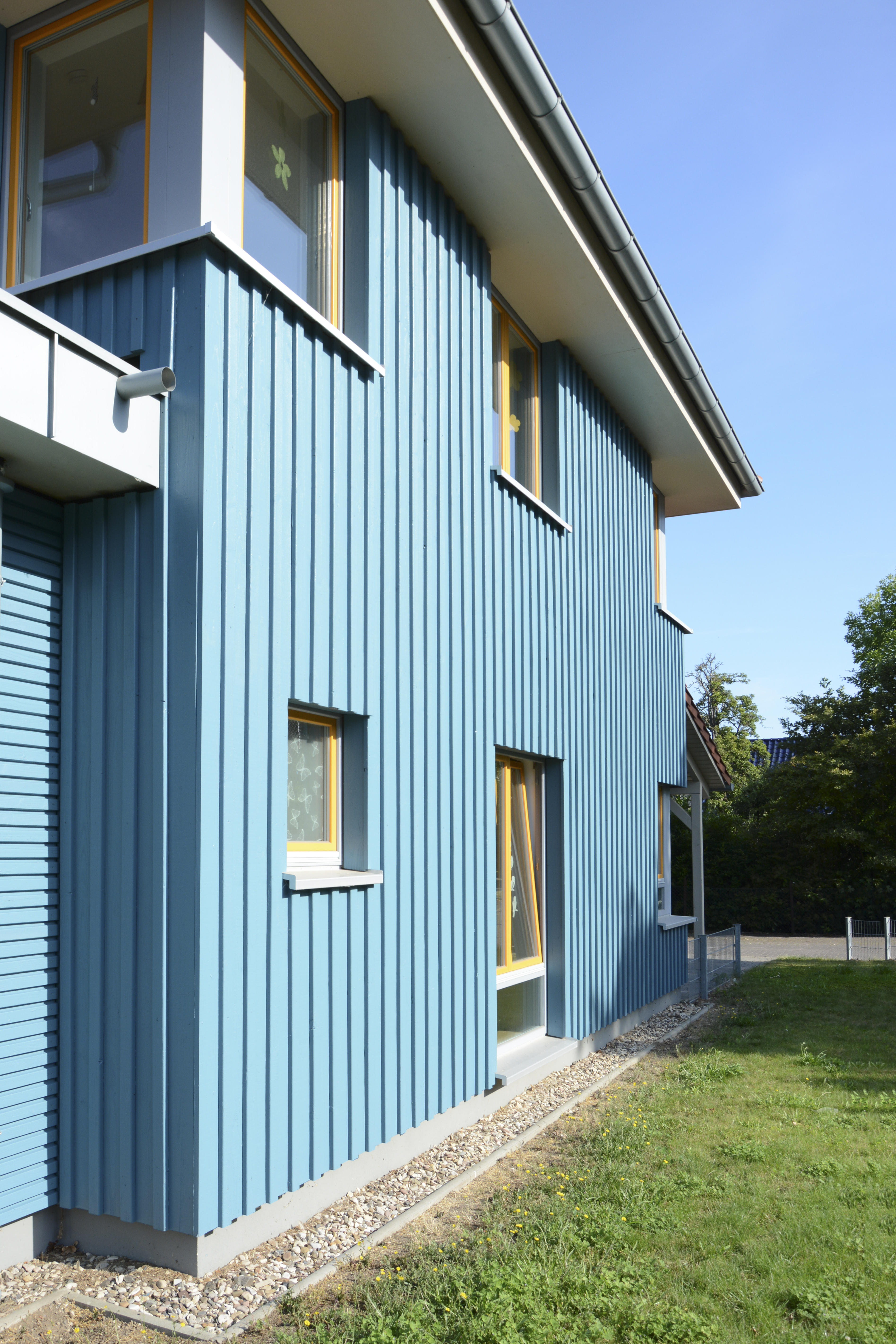 Holzfassade Kindergarten in Blau