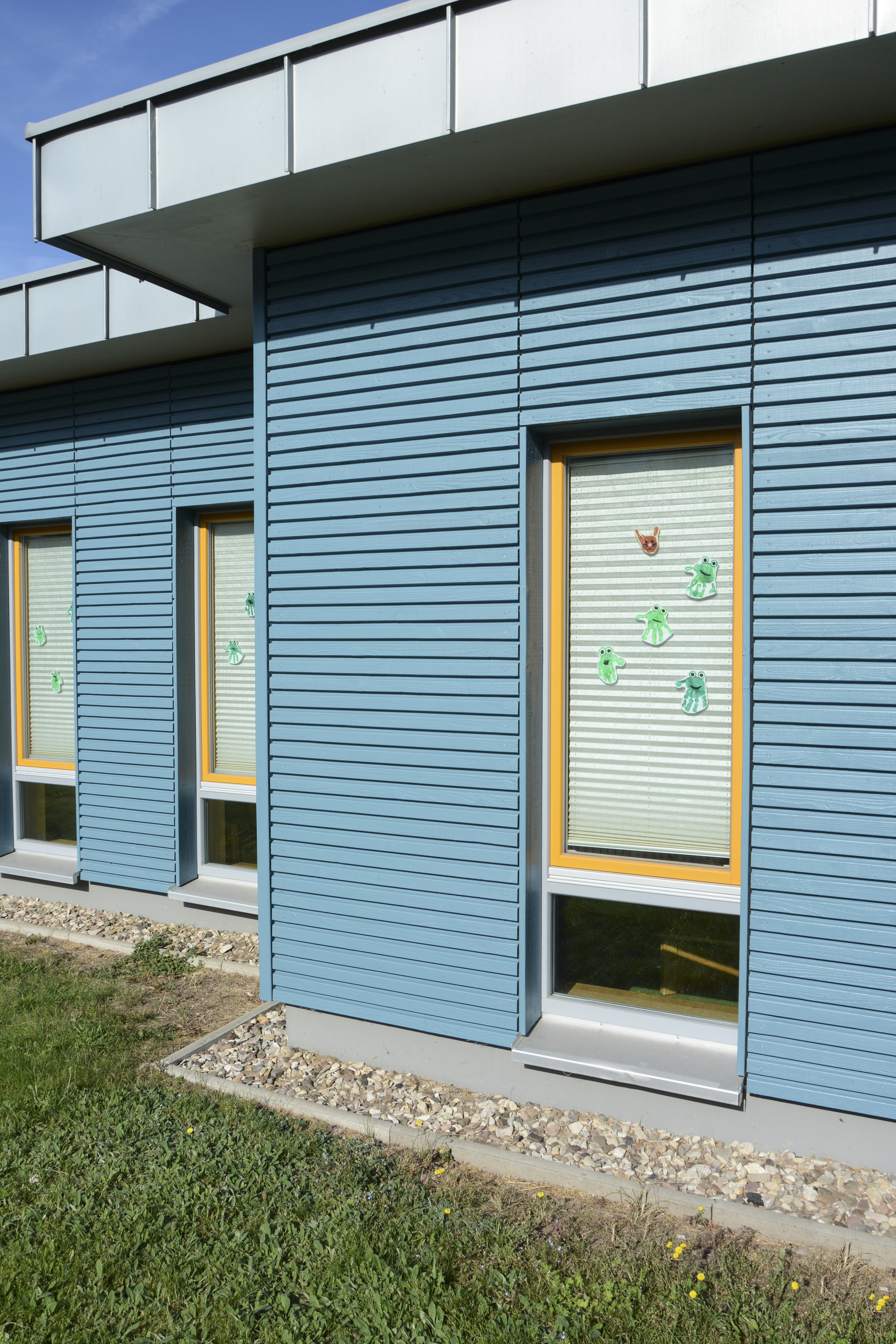 Blaue Holzfassade Kindergarten in Harsum